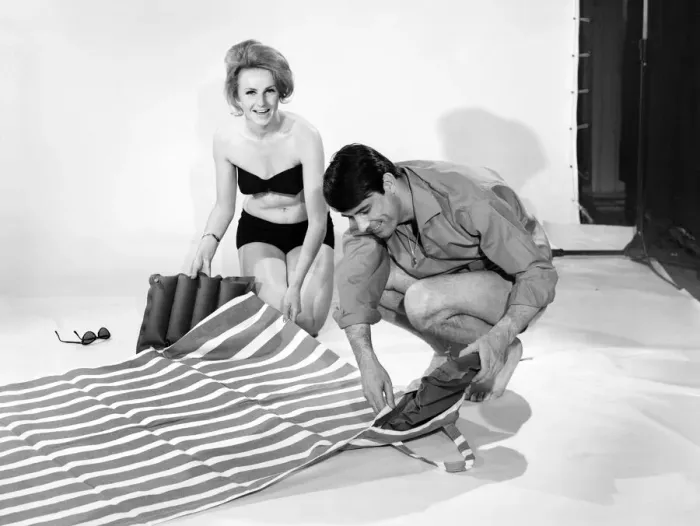 Framed Print : Holidays: Man and Woman demonstrating the beach bag that converts into a beach mat Framed Print : Holidays: Man and Woman demonstrating the beach bag that converts into a beach mat