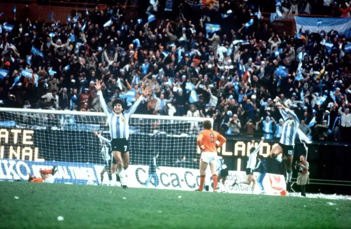 Framed Print : Holland v Argentina World Cup Final 1978 Argentina celebrate Mario Kempes Framed Print : Holland v Argentina World Cup Final 1978 Argentina celebrate Mario Kempes