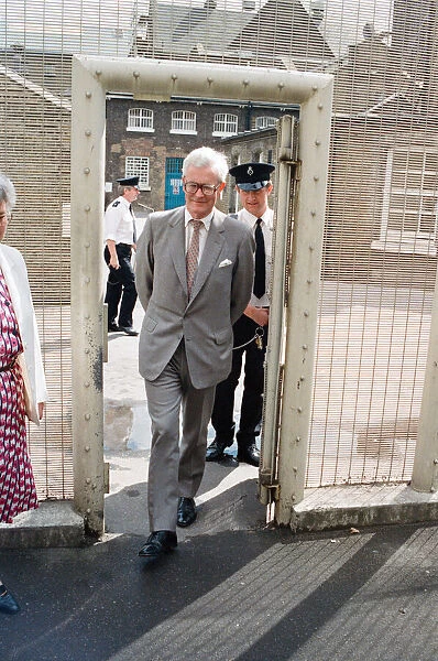 Home Secretary Douglas Hurd visits Brixton Prison. 1st July 1988