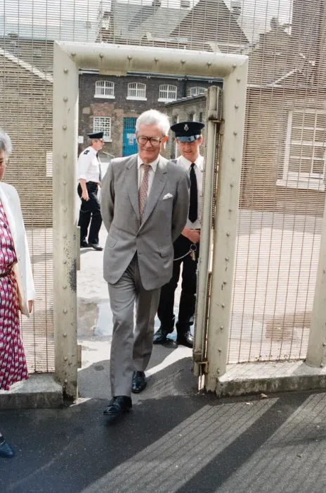Framed Print : Home Secretary Douglas Hurd visits Brixton Prison. 1st July 1988 Framed Print : Home Secretary Douglas Hurd visits Brixton Prison. 1st July 1988