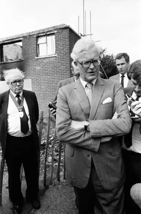 Framed Print : Home Secretary Douglas Hurd visits Hungerford, Berkshire Framed Print : Home Secretary Douglas Hurd visits Hungerford, Berkshire
