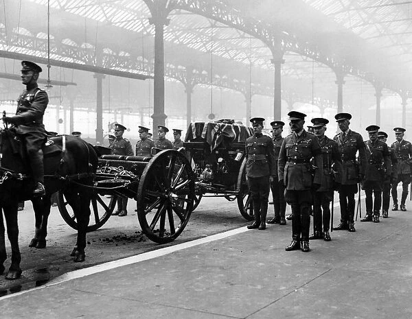 Homecoming and funeral of the Unknown Warrior. Gun carriage at Victoria Station