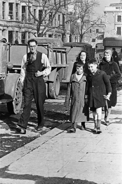 Framed Print : Homeless Chelsea residents, who lost their home during the previous nights air raid Framed Print : Homeless Chelsea residents, who lost their home during the previous nights air raid