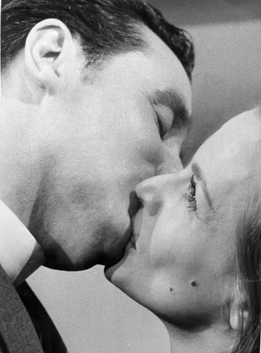 Framed Print : Honor Blackman kissing Patrick Macnee during filming of TV drama - January 1964