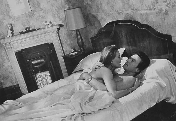 Honor Blackman and Lawrence Harvey filming bedroom scene for Life At The Top - July 1965