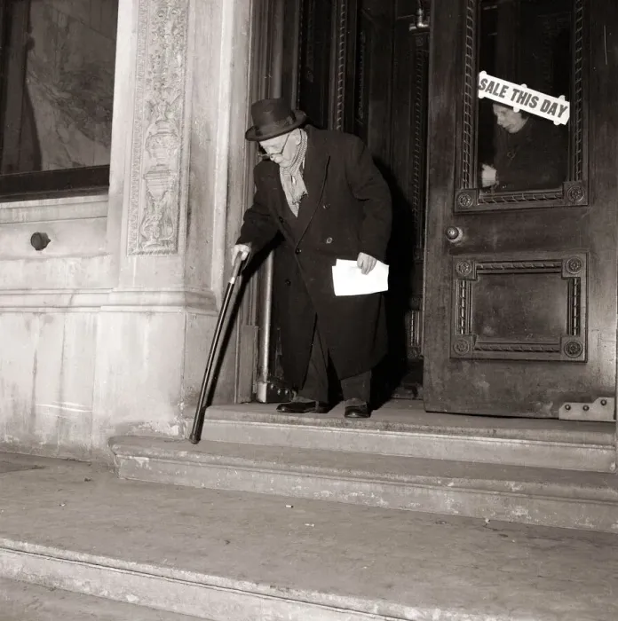 Framed Print : Horace Wyndham age 90 a member of the Athenaeum Club attending the sale