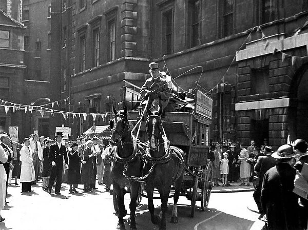 A horse and carriage moves through the crowds at Barts Fair circa 1938