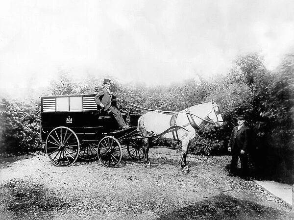 The horse-drawn ambulance came from the Walkergate Hospital 01  /  06  /  22 circa