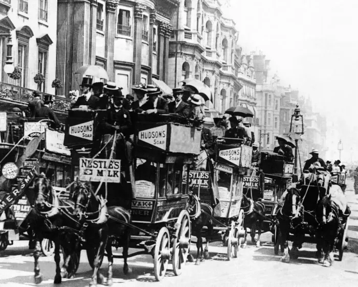 Framed Print : Horse drawn buses carrying passengers in Piccaddilly, London, 1904