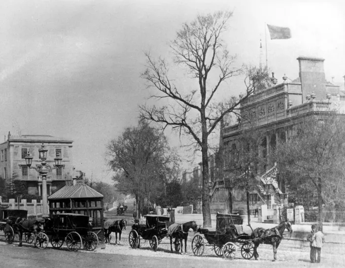 Framed Print : Horse drawn cabs draw up in Queens Road by the West of England Academy 1900s