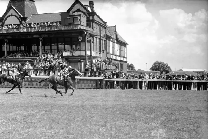 Framed Print : Horseracing action at Castle Irwell, Manchester, 13th July 1960 Framed Print : Horseracing action at Castle Irwell, Manchester, 13th July 1960