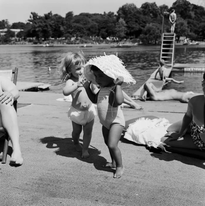 Framed Print : Hot weather at Londons Hyde Park Lido. Crowds sunbathing by the Serpentine