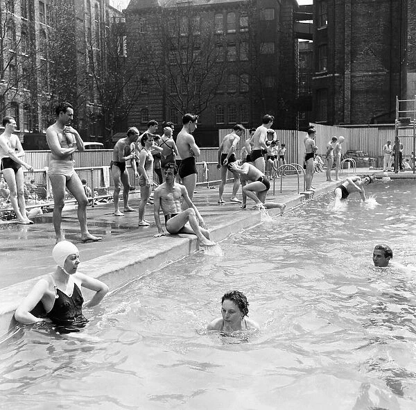Hot Weather Scenes, Oasis Swimming Pool, Holborn, London, 12th May 1954