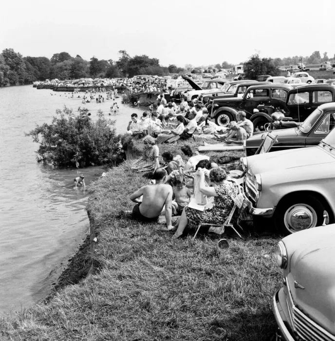 Framed Print : The hot weather over the Whit Sunday brought out the daytrippers to the River Thames