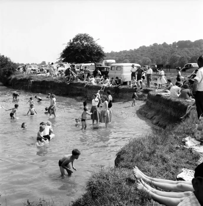 Framed Print : The hot weather over the Whit Sunday brought out the daytrippers to the River Thames