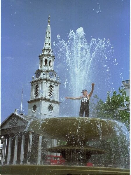 Hottest day of the year in trafalgar square london