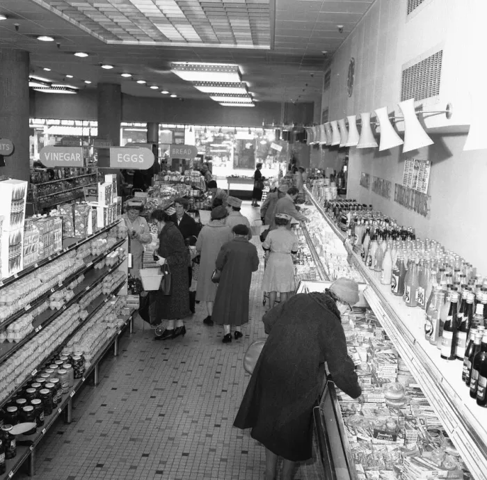 Framed Print : House wives seen here at the Bexley Heath Co-Op supermarket doing the weekly