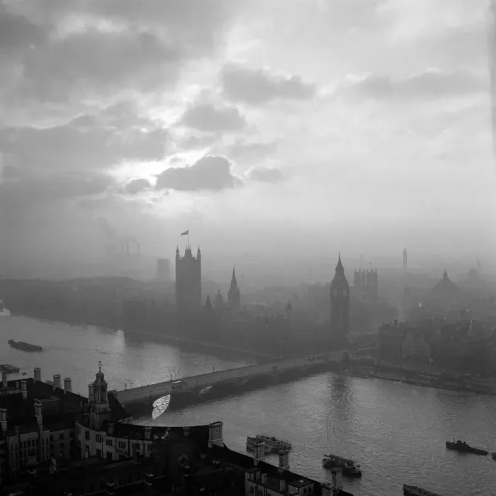 Framed Print : The Houses of Parliament on the River Thames in London seen here in the late winter Framed Print : The Houses of Parliament on the River Thames in London seen here in the late winter