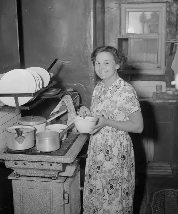 Framed Print : Housewife Mrs Higgins seen here getting dinner ready. 13th July 1953 Framed Print : Housewife Mrs Higgins seen here getting dinner ready. 13th July 1953