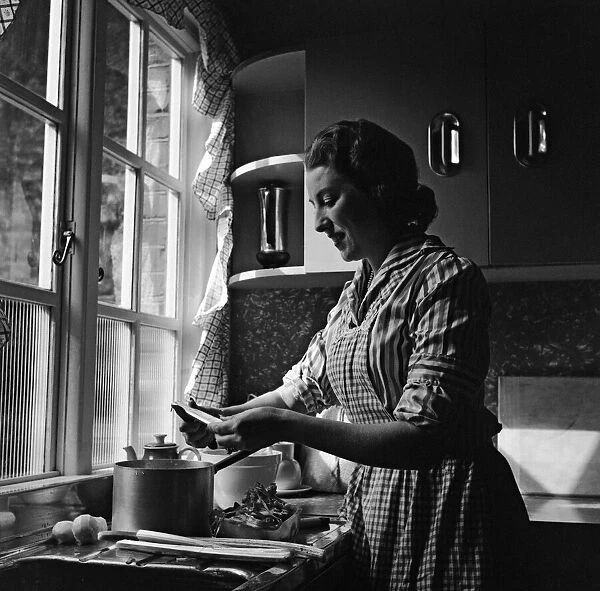 Housewife Vera Lynn. 17th March 1957