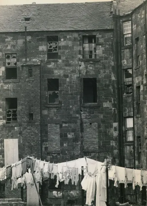 Framed Print : Housing slums in the Dalmarnock district of Glasgow The deralict tenament housing