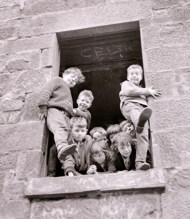 Framed Print : Housing slums in the Gorbals district of Glasgow where children play in the windows of Framed Print : Housing slums in the Gorbals district of Glasgow where children play in the windows of