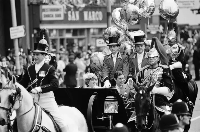 Framed Print : HRH Prince Charles marries Lady Diana Spencer. Picture shows the happy couple