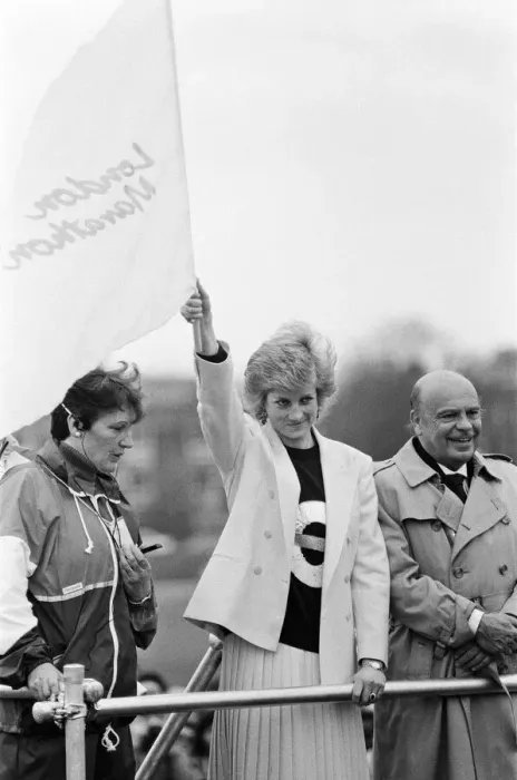 Framed Print : HRH Princess Diana, The Princess of Wales, launches the start of the 1988 London Framed Print : HRH Princess Diana, The Princess of Wales, launches the start of the 1988 London