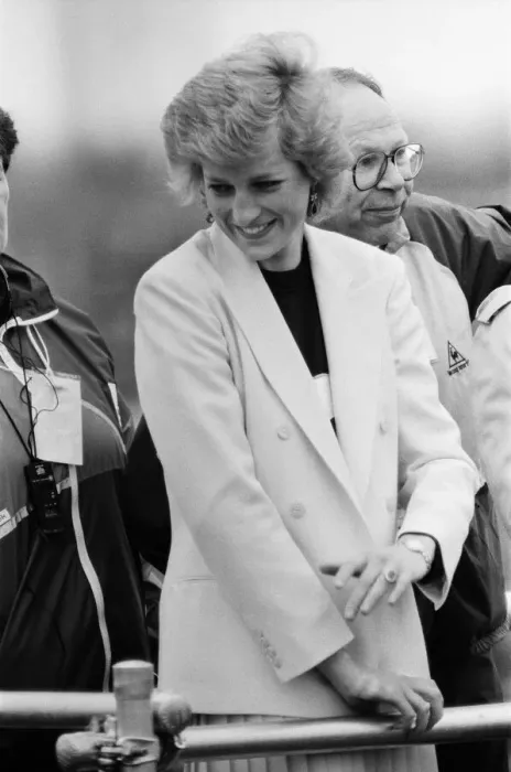 Framed Print : HRH Princess Diana, The Princess of Wales, launches the start of the 1988 London Framed Print : HRH Princess Diana, The Princess of Wales, launches the start of the 1988 London