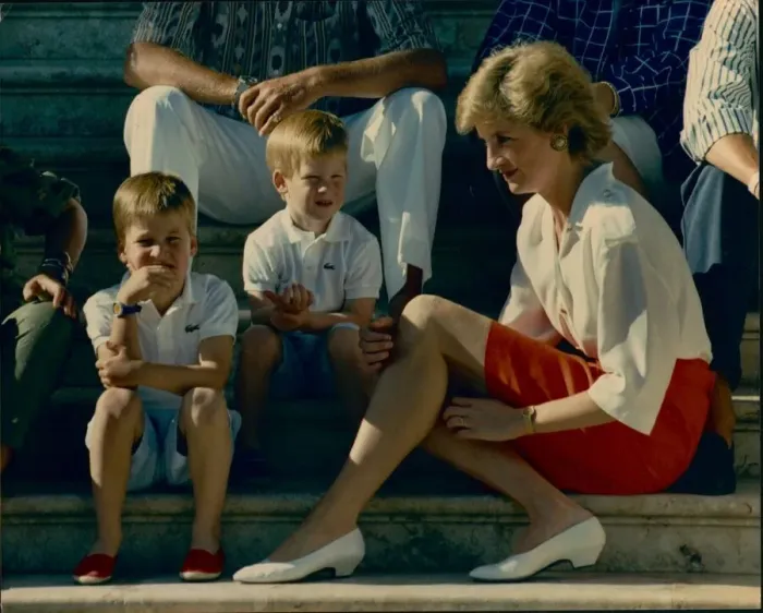 Framed Print : HRH Princess Diana, The Princess of Wales, and her songs William (left) and Harry (centre Framed Print : HRH Princess Diana, The Princess of Wales, and her songs William (left) and Harry (centre