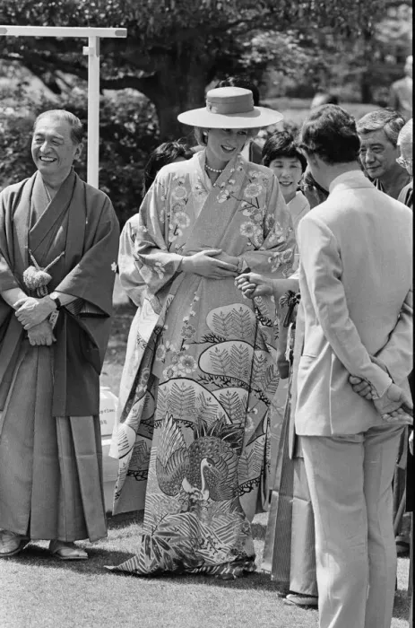Framed Print : HRH Princess Diana, The Princess of Wales, is helped by city officials to wear a Framed Print : HRH Princess Diana, The Princess of Wales, is helped by city officials to wear a