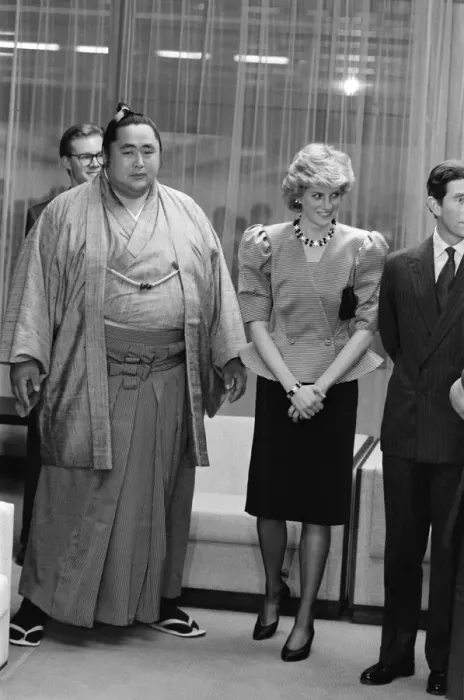 Framed Print : HRH Princess Diana, The Princess of Wales, meetsJapanese Sumo Wrestlers at the Grand Sumo Framed Print : HRH Princess Diana, The Princess of Wales, meetsJapanese Sumo Wrestlers at the Grand Sumo