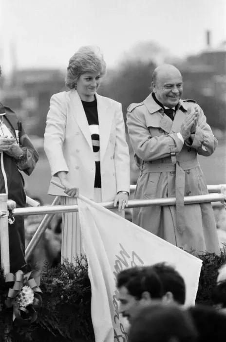 Framed Print : HRH Princess Diana, The Princess of Wales, launches the start of the 1988 London Framed Print : HRH Princess Diana, The Princess of Wales, launches the start of the 1988 London