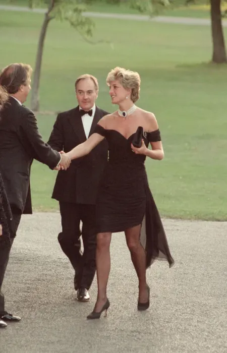 Framed Print : HRH Princess Diana, The Princess of Wales arrives for The Serpentine Gallery Framed Print : HRH Princess Diana, The Princess of Wales arrives for The Serpentine Gallery