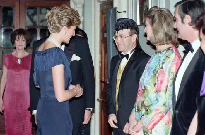 Framed Print : HRH Princess Diana, Princess of Wales is greeted by singer Elton John for a charity Framed Print : HRH Princess Diana, Princess of Wales is greeted by singer Elton John for a charity