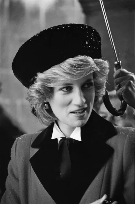 Framed Print : HRH Princess Diana, The Princess of Wales visits Cambridge to talk to cot death parents Framed Print : HRH Princess Diana, The Princess of Wales visits Cambridge to talk to cot death parents