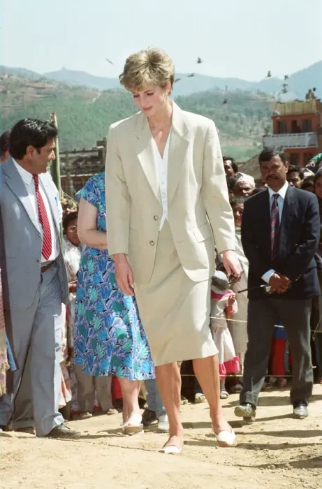 Framed Print : HRH The Princess of Wales, Princess Diana, in Nepal. The Princess visited Framed Print : HRH The Princess of Wales, Princess Diana, in Nepal. The Princess visited