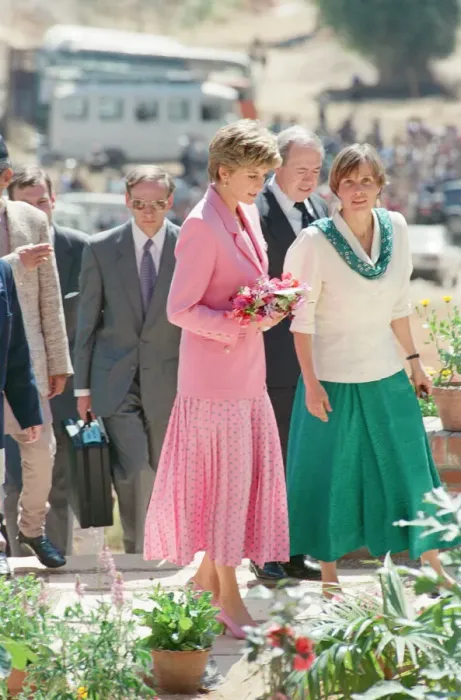 Framed Print : HRH The Princess of Wales, Princess Diana, in Nepal. The Princess visited Framed Print : HRH The Princess of Wales, Princess Diana, in Nepal. The Princess visited