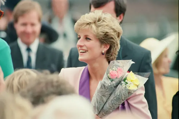 Framed Print : HRH The Princess of Wales, Princess Diana, visits Princess Diana visits Hull Branch Framed Print : HRH The Princess of Wales, Princess Diana, visits Princess Diana visits Hull Branch