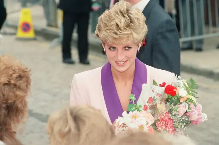 Framed Print : HRH The Princess of Wales, Princess Diana, visits Princess Diana visits Hull Branch Framed Print : HRH The Princess of Wales, Princess Diana, visits Princess Diana visits Hull Branch
