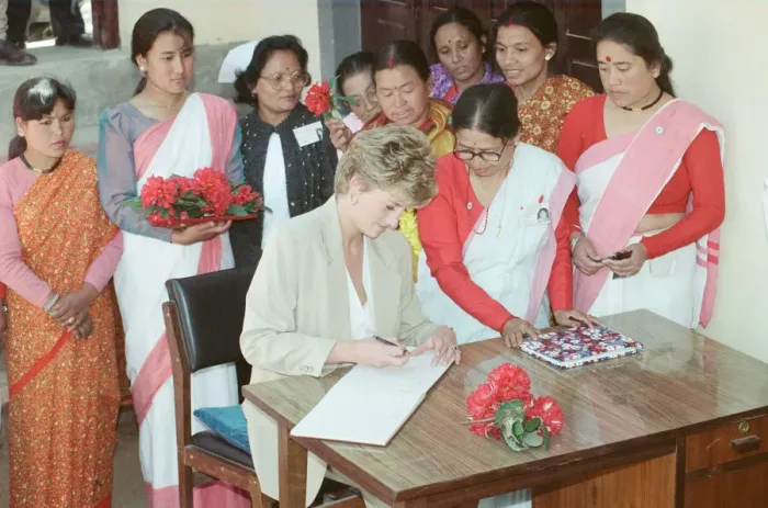 Framed Print : HRH The Princess of Wales, Princess Diana, in Nepal. The Princess visited Framed Print : HRH The Princess of Wales, Princess Diana, in Nepal. The Princess visited
