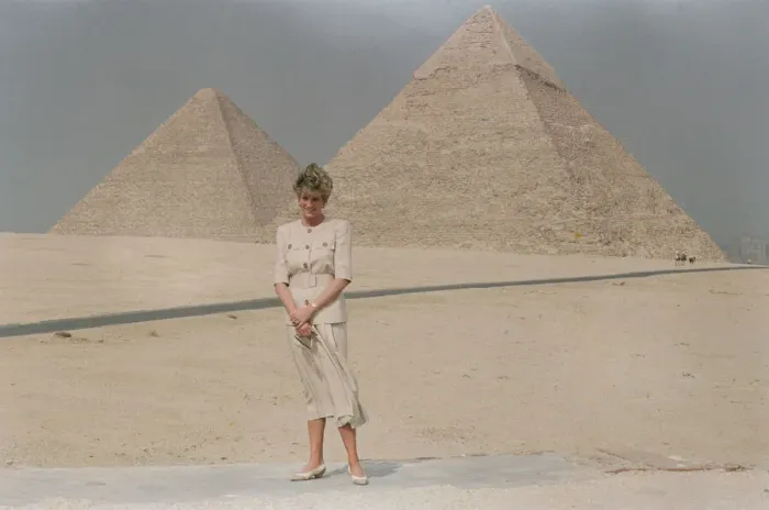 Framed Print : HRH The Princess of Wales, Princess Diana, in Egypt. Picture at the Pyramids in Framed Print : HRH The Princess of Wales, Princess Diana, in Egypt. Picture at the Pyramids in