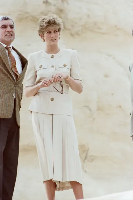 Framed Print : HRH The Princess of Wales, Princess Diana, in Egypt. Picture at the Pyramids Framed Print : HRH The Princess of Wales, Princess Diana, in Egypt. Picture at the Pyramids