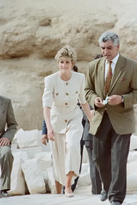 Framed Print : HRH The Princess of Wales, Princess Diana, in Egypt. Picture at the Pyramids Framed Print : HRH The Princess of Wales, Princess Diana, in Egypt. Picture at the Pyramids