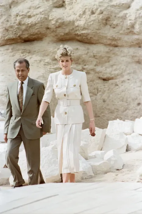 Framed Print : HRH The Princess of Wales, Princess Diana, in Egypt. Pictured at the Pyramids Framed Print : HRH The Princess of Wales, Princess Diana, in Egypt. Pictured at the Pyramids