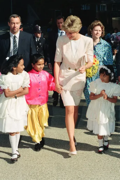 Framed Print : HRH The Princess of Wales, Princess Diana, tours the Guinness Estate in Mansell Street Framed Print : HRH The Princess of Wales, Princess Diana, tours the Guinness Estate in Mansell Street