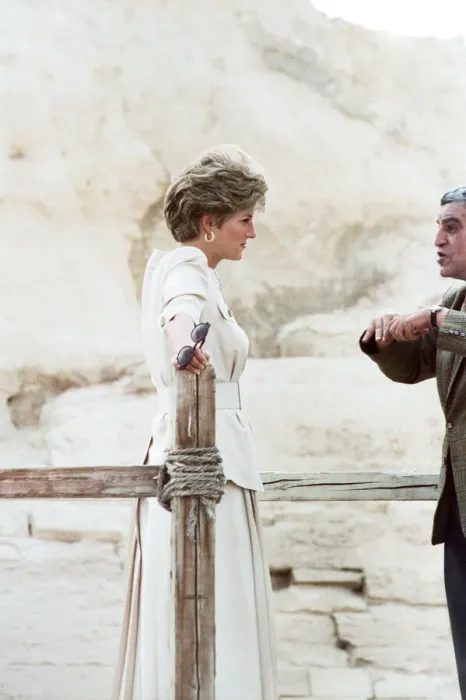 Framed Print : HRH The Princess of Wales, Princess Diana, in Egypt. Picture at the Pyramids