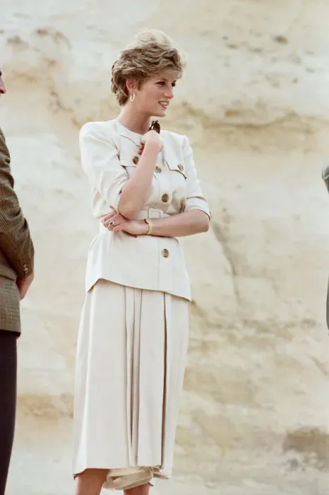 Framed Print : HRH The Princess of Wales, Princess Diana, in Egypt. Picture at the Pyramids Framed Print : HRH The Princess of Wales, Princess Diana, in Egypt. Picture at the Pyramids