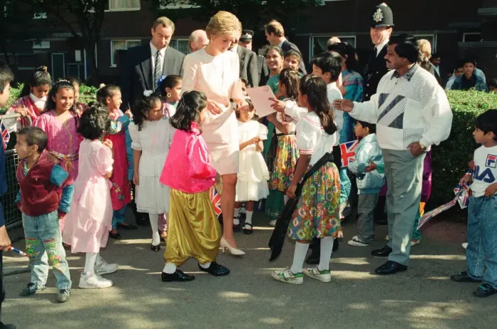 Framed Print : HRH The Princess of Wales, Princess Diana, tours the Guinness Estate in Mansell Street Framed Print : HRH The Princess of Wales, Princess Diana, tours the Guinness Estate in Mansell Street