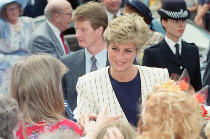 Framed Print : HRH The Princess of Wales, Princess Diana, on a walkabout in Sheffield and Rotherham Framed Print : HRH The Princess of Wales, Princess Diana, on a walkabout in Sheffield and Rotherham
